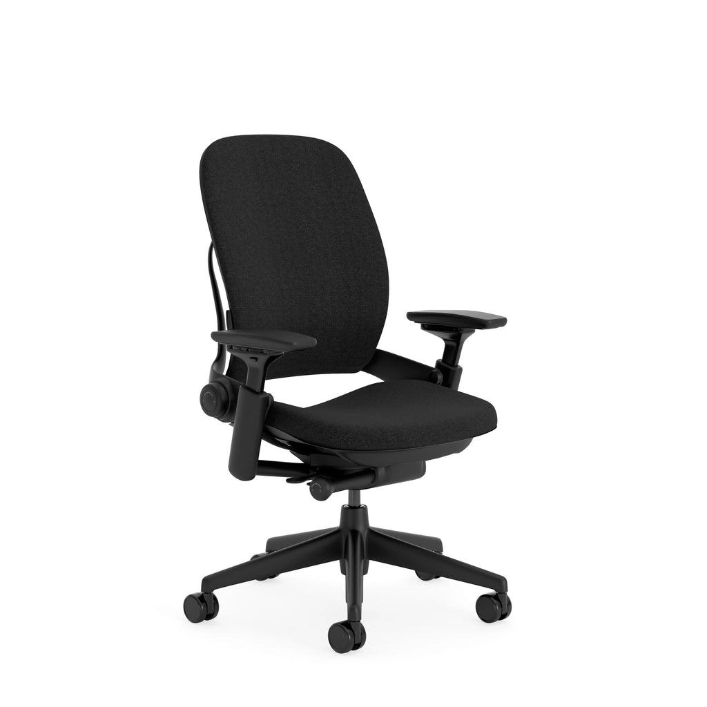Chaise ergonomique dans un bureau moderne avec lumière naturelle